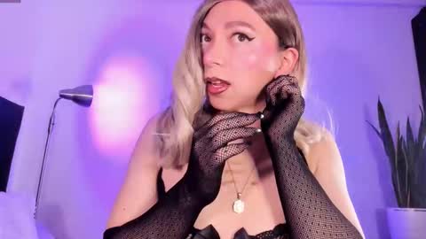 Snapshot of victoria_qq chatting on 11/24/25, 01:05 D A N I online show from 11/24/25, 01:05