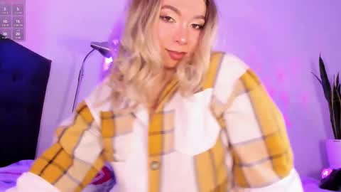 Snapshot of victoria_qq chatting on 11/28/25, 04:37 D A N I online show from 11/28/25, 04:37