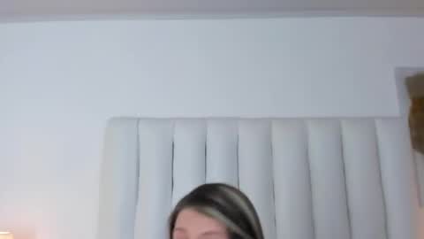 victoria_queen2 online show from 04/18/26, 01:42