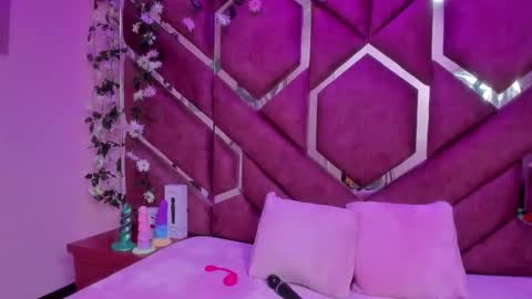 Snapshot of victoria_rossy_ chatting on 02/25/26, 08:29 Victoria online show from 02/25/26, 08:29