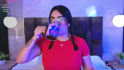 Snapshot of victoriaandrade chatting on 05/17/26, 12:34 Victoria Andrade online show from 05/17/26, 12:34