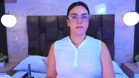 Snapshot of victoriaandrade chatting on 05/27/26, 12:24 Victoria Andrade online show from 05/27/26, 12:24