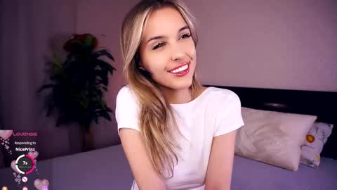 Snapshot of victoriadreamtt chatting on 10/03/25, 07:44 Anasteisha Day Helen Night online show from 10/03/25, 07:44