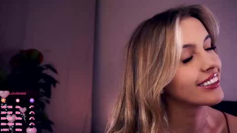 Snapshot of victoriadreamtt chatting on 10/05/25, 07:23 Anasteisha Day Helen Night online show from 10/05/25, 07:23