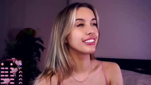 Snapshot of victoriadreamtt chatting on 10/14/25, 07:47 Anasteisha Day Helen Night online show from 10/14/25, 07:47