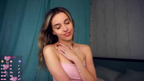 Snapshot of victoriadreamtt chatting on 10/25/25, 07:52 Anasteisha Day Helen Night online show from 10/25/25, 07:52