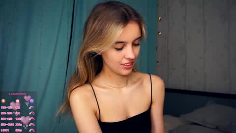 Snapshot of victoriadreamtt chatting on 10/26/25, 07:42 Anasteisha Day Helen Night online show from 10/26/25, 07:42