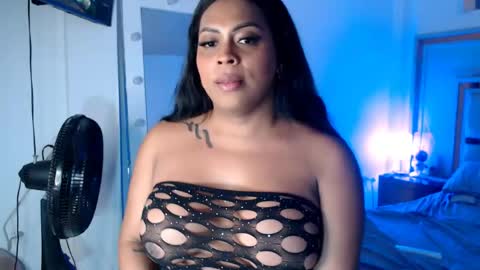 Snapshot of victoriaphillips chatting on 06/19/26, 01:21 ONLYFANS online show from 06/19/26, 01:21