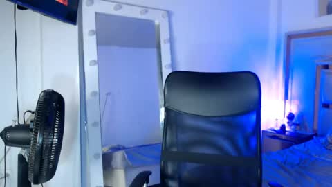 Snapshot of victoriaphillips chatting on 06/25/26, 02:33 ONLYFANS online show from 06/25/26, 02:33