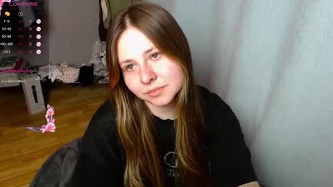 Snapshot of victoriassecrets_ chatting on 12/16/25, 04:56 victoriassecrets_ online show from 12/16/25, 04:56