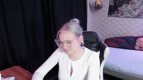 Snapshot of vikapowers chatting on 12/02/24, 11:29 vikapowers online show from 12/02/24, 11:29