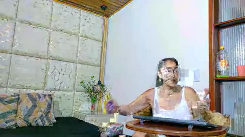 Snapshot of vikitomson chatting on 12/15/25, 01:59 vikiTomson online show from 12/15/25, 01:59