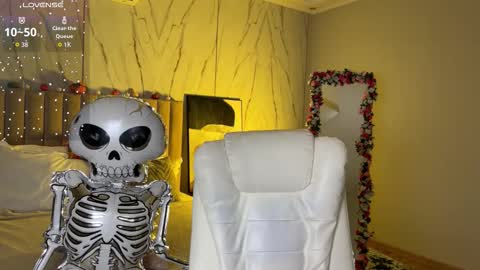 Vikky online show from 10/28/25, 12:47