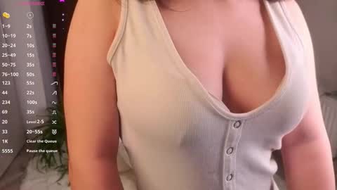 Snapshot of viksinite chatting on 02/23/26, 06:27 Vixi online show from 02/23/26, 06:27