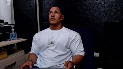 Viktor Herrera online show from 02/18/25, 01:43