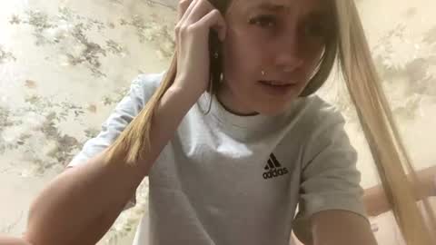 Snapshot of viktoria9898 chatting on 06/23/26, 01:25 Sweett online show from 06/23/26, 01:25