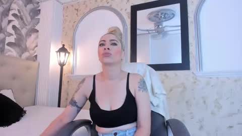 Snapshot of viktoria_davis_ chatting on 01/07/25, 03:44 Viktoria online show from 01/07/25, 03:44