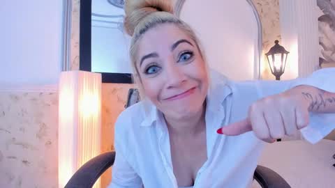 Snapshot of viktoria_davis_ chatting on 01/11/25, 06:23 Viktoria online show from 01/11/25, 06:23