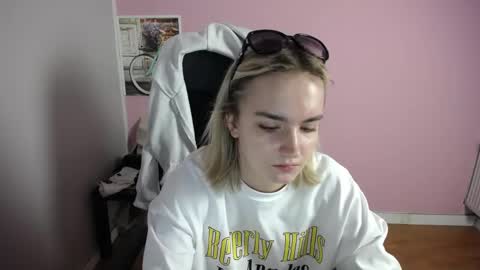 viktoria_lovely online show from 05/20/26, 06:19
