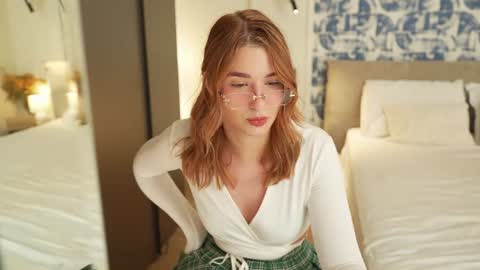 Snapshot of villanelle_l chatting on 06/13/26, 12:36 Lana online show from 06/13/26, 12:36