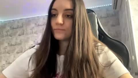 Snapshot of vinascarce chatting on 08/04/26, 05:43 Ellie online show from 08/04/26, 05:43