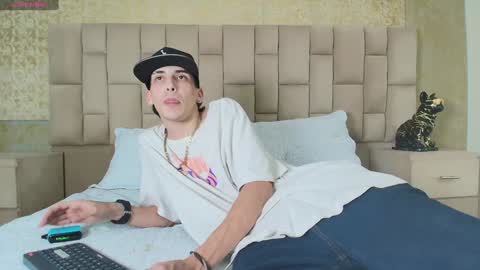 Snapshot of vincenthunter chatting on 12/27/24, 06:03 Vincent online show from 12/27/24, 06:03