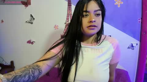 Snapshot of vio_let_ chatting on 06/22/26, 03:36 Daniela online show from 06/22/26, 03:36
