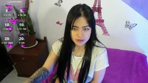 Snapshot of vio_let_ chatting on 07/14/26, 10:21 Daniela online show from 07/14/26, 10:21