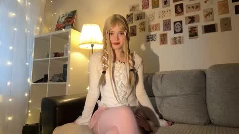 Snapshot of viola_blonde chatting on 10/11/25, 01:20 viola_blonde online show from 10/11/25, 01:20