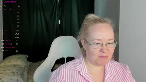 Snapshot of violasmithh chatting on 05/20/26, 04:40 violasmithh online show from 05/20/26, 04:40