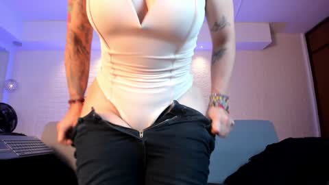 Snapshot of violeet_scott chatting on 01/12/25, 05:44 Violett Everyday From 0530 to 1430 Col Time online show from 01/12/25, 05:44