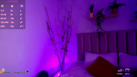 Snapshot of violet_jonesss chatting on 01/27/25, 01:09 Violet Jones online show from 01/27/25, 01:09