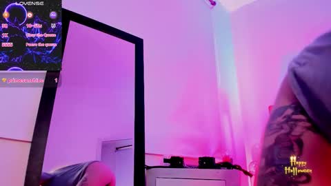 Snapshot of violet_jonesss chatting on 10/14/25, 03:24 Violet Jones online show from 10/14/25, 03:24