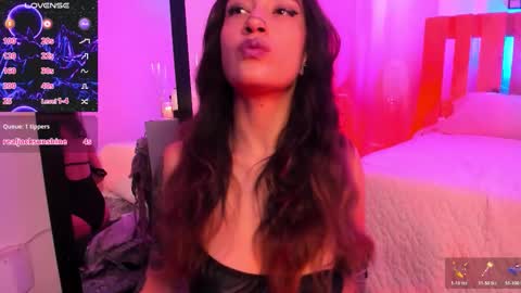 Snapshot of violet_jonesss chatting on 11/11/25, 03:12 Violet Jones online show from 11/11/25, 03:12