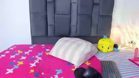 Snapshot of violet_taylor28 chatting on 09/19/25, 05:42 violett taylor online show from 09/19/25, 05:42