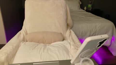 violet_winter97 online show from 04/19/26, 05:23