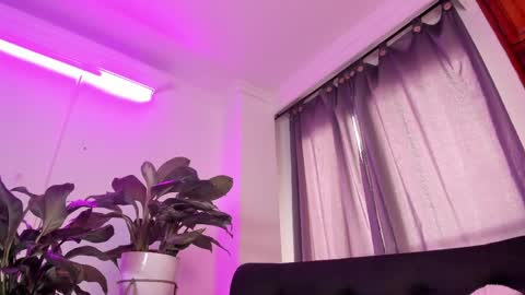 Snapshot of violetarainn chatting on 05/19/26, 06:14 Violeta online show from 05/19/26, 06:14