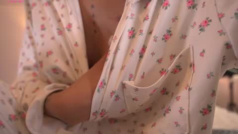 Snapshot of violeth___ chatting on 06/22/26, 10:23 violeth___ online show from 06/22/26, 10:23
