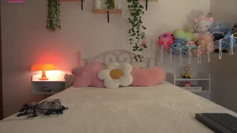 Snapshot of violeth___ chatting on 07/22/26, 11:02 violeth___ online show from 07/22/26, 11:02
