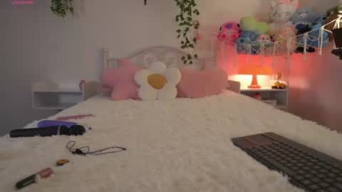 Snapshot of violeth___ chatting on 07/31/26, 11:42 violeth___ online show from 07/31/26, 11:42
