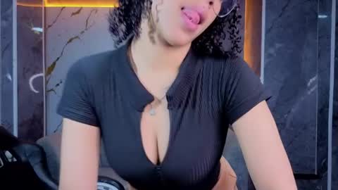 violeth_b online show from 04/22/26, 01:12