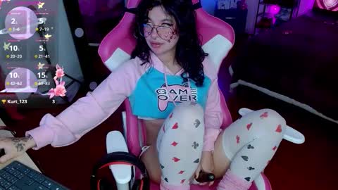 Snapshot of violetqs chatting on 10/17/25, 08:00 online show from 10/17/25, 08:00