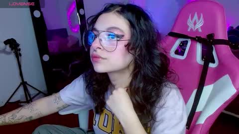 Snapshot of violetqs chatting on 10/19/25, 07:03 online show from 10/19/25, 07:03