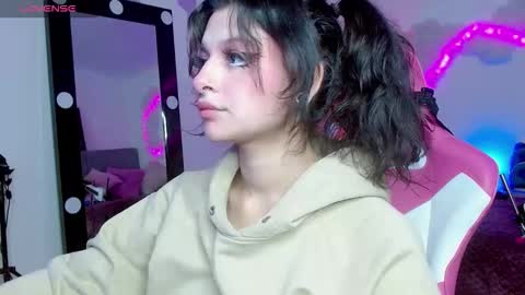 Snapshot of violetqs chatting on 10/23/25, 08:18 online show from 10/23/25, 08:18