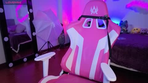 Snapshot of violetqs chatting on 11/13/25, 07:13 online show from 11/13/25, 07:13