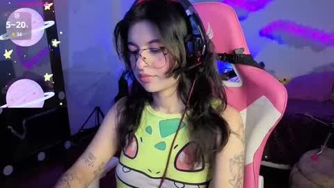 Snapshot of violetqs chatting on 11/19/25, 07:47 online show from 11/19/25, 07:47