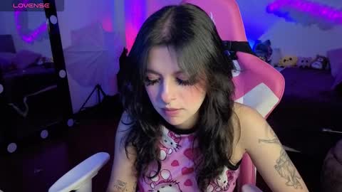 Snapshot of violetqs chatting on 11/22/25, 07:35 online show from 11/22/25, 07:35