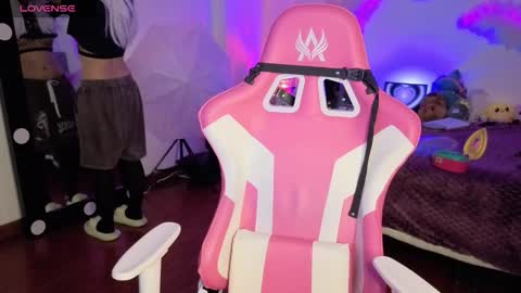 Snapshot of violetqs chatting on 12/02/25, 12:21 online show from 12/02/25, 12:21