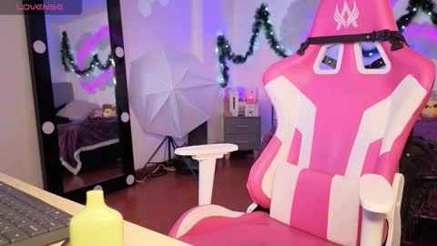 Snapshot of violetqs chatting on 12/16/25, 06:57 online show from 12/16/25, 06:57