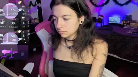 Snapshot of violetqs chatting on 12/17/25, 07:09 online show from 12/17/25, 07:09